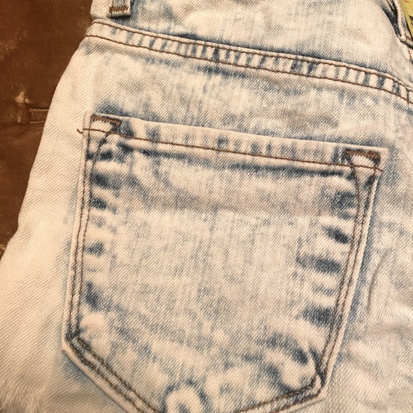 Daisy Adorned Cut Off Jean Festival Shorts - Picture 4 of 5